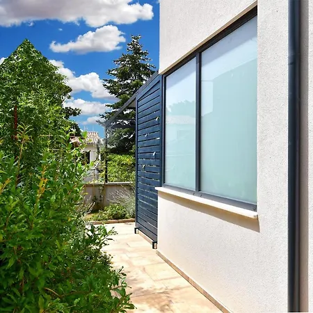 Valter 2284 アパート メドゥリン